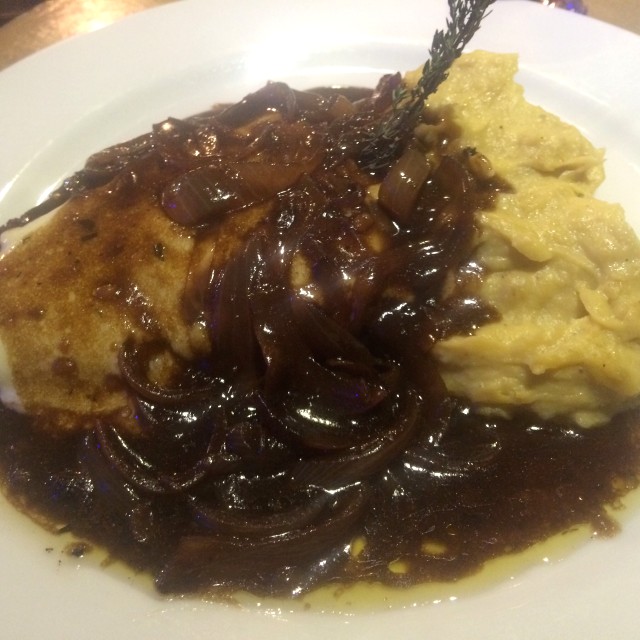 Morrillo con cebolla caramelizada y pure de maduro