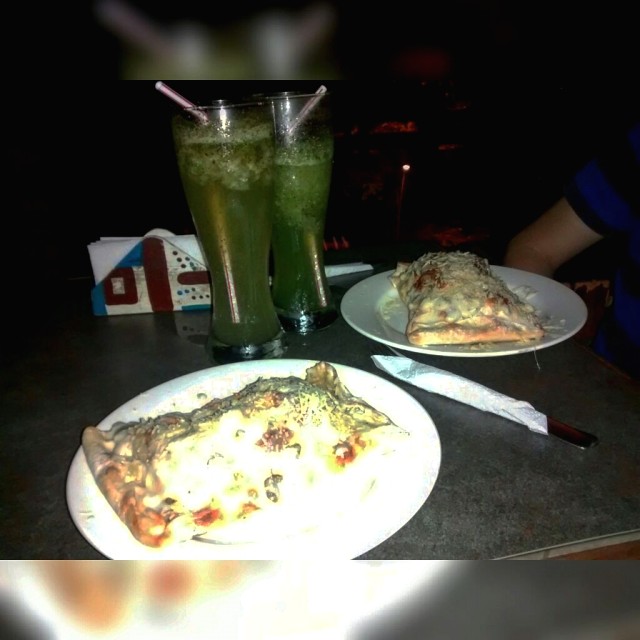 Calzone de Peperoni con Champiñones y Limonada de Hierbabuena.