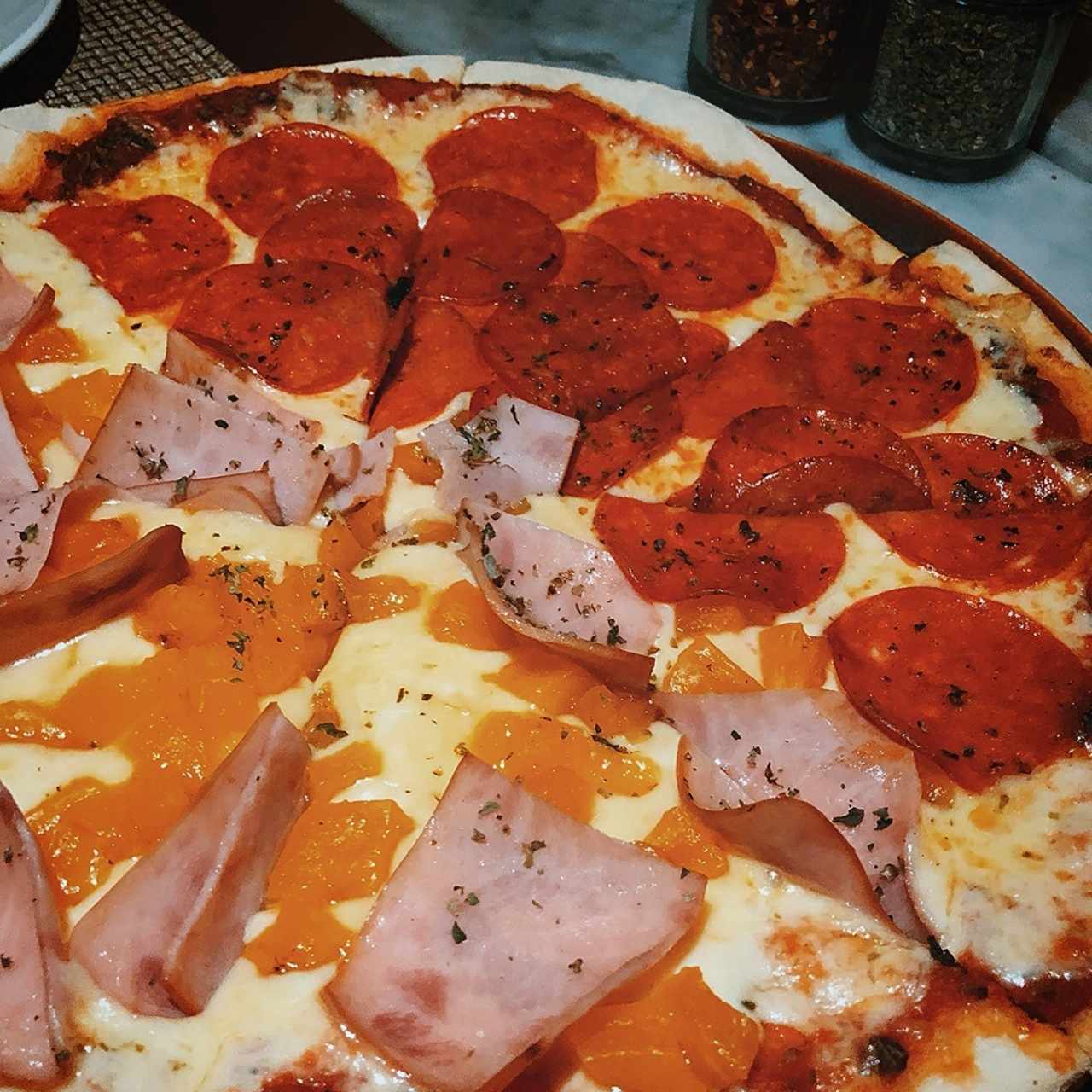 Pizza hawaiana y peperoni