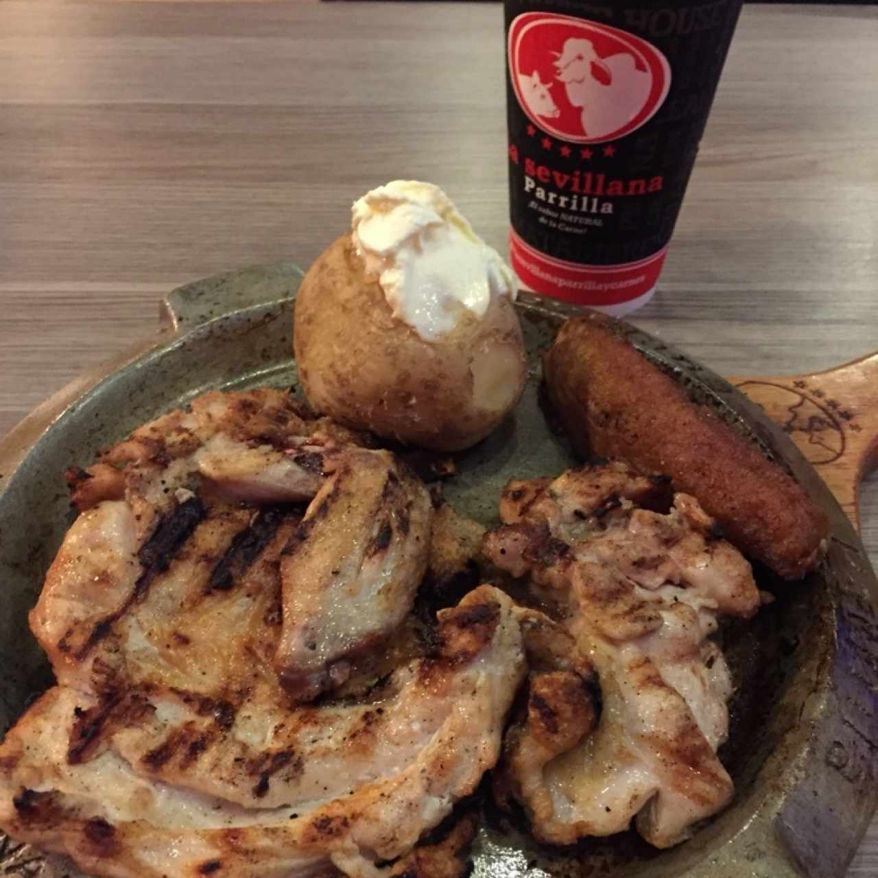 pollo en su parrilla 