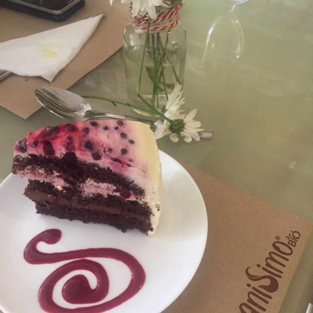torta de chocolate con frutos rojos 