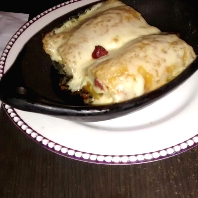 Charlot. Creps de maduro con costilla bbq y queso
