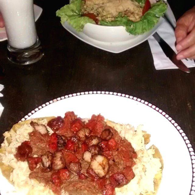 Tostada con todo y ensalada 