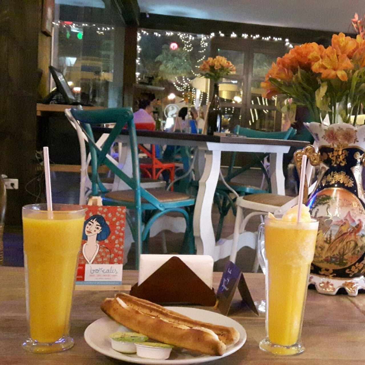 Pandebono, jugo de mango y frappé de mandarina
