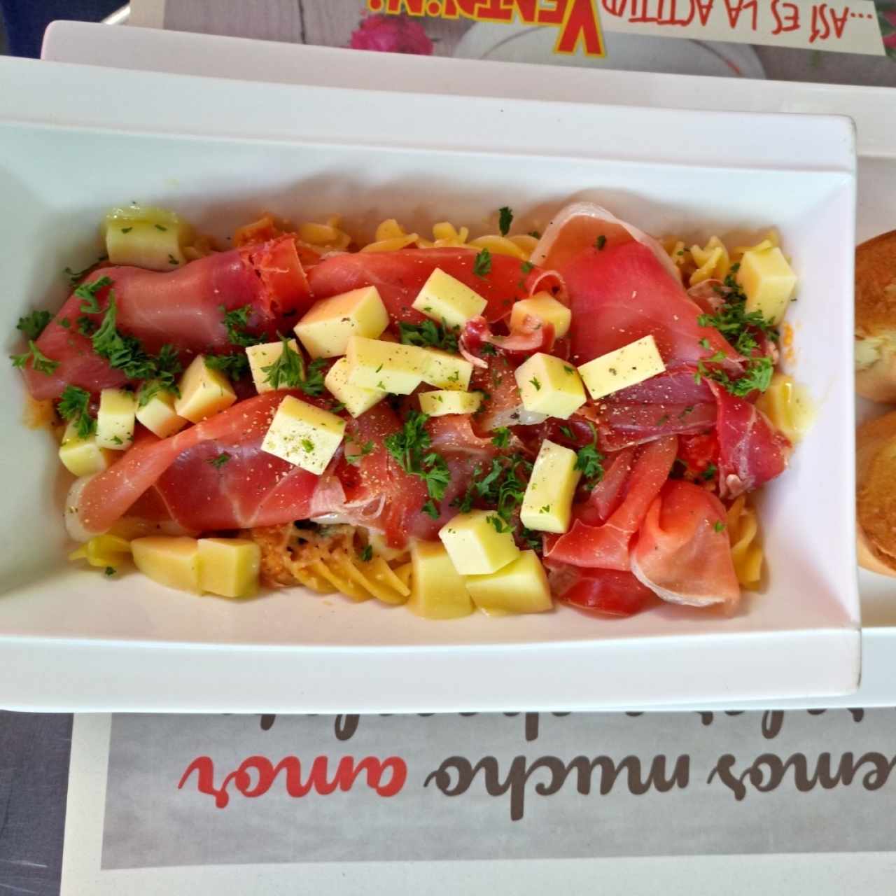 pasta con jamón Serrano