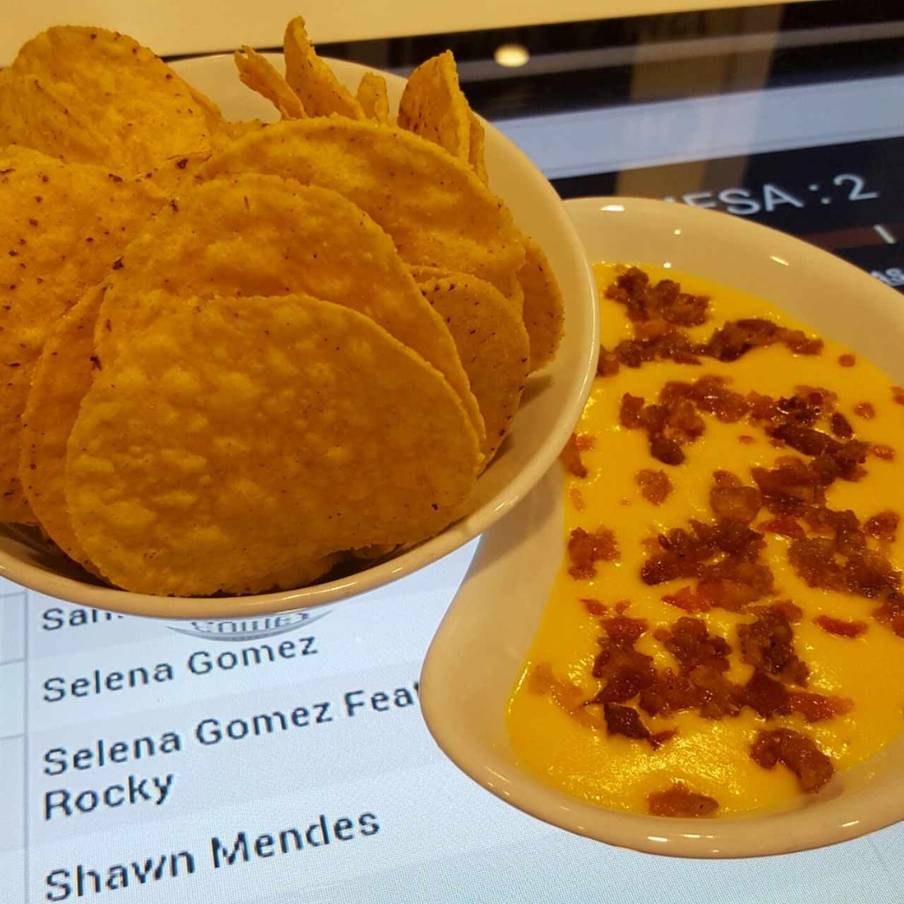 Nachos con cheddar