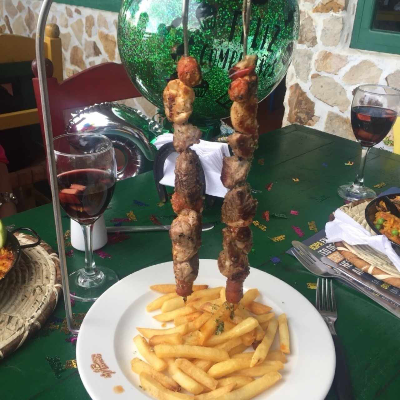 Brocheta de pollo, res, cerdo