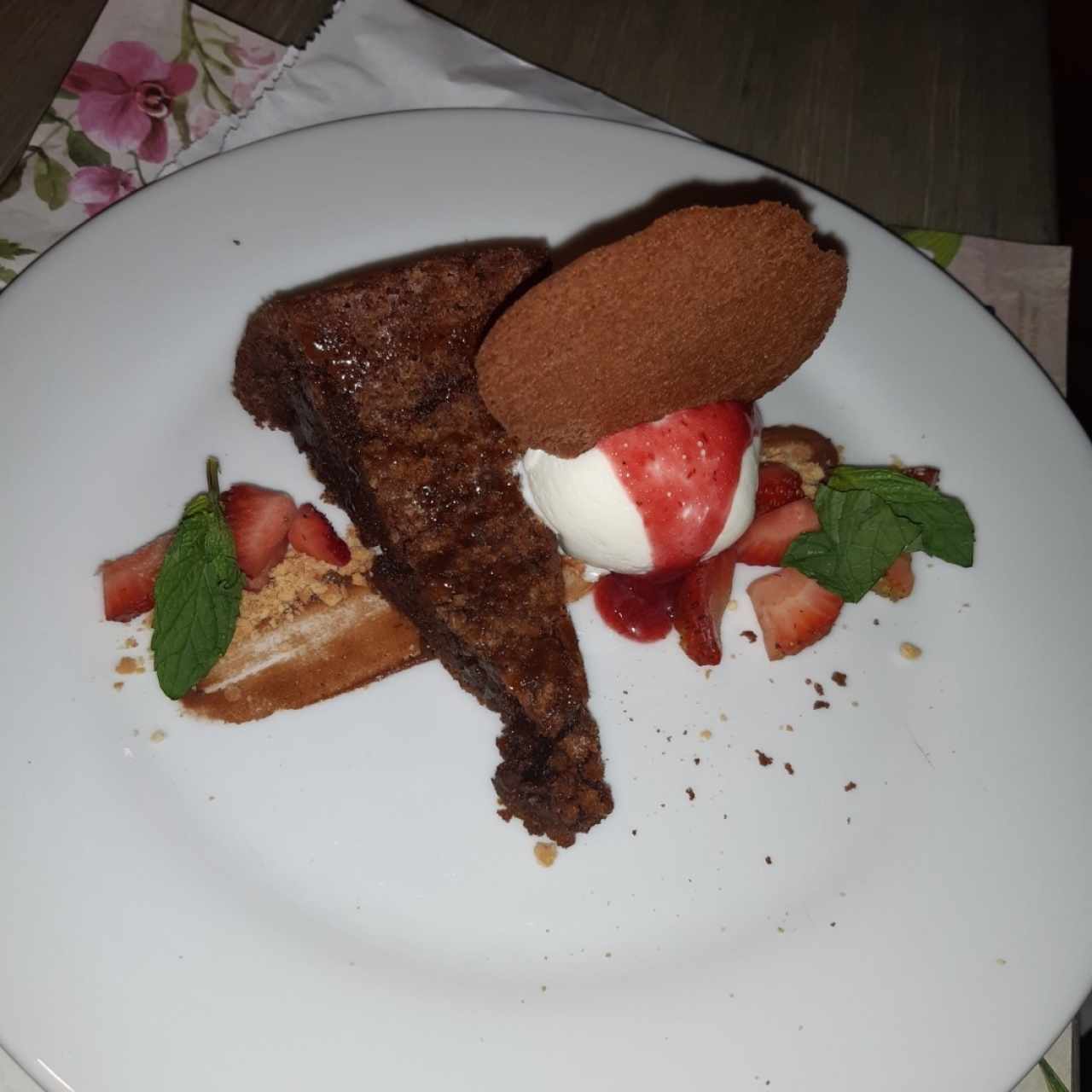 Torta melcochuda con helado 