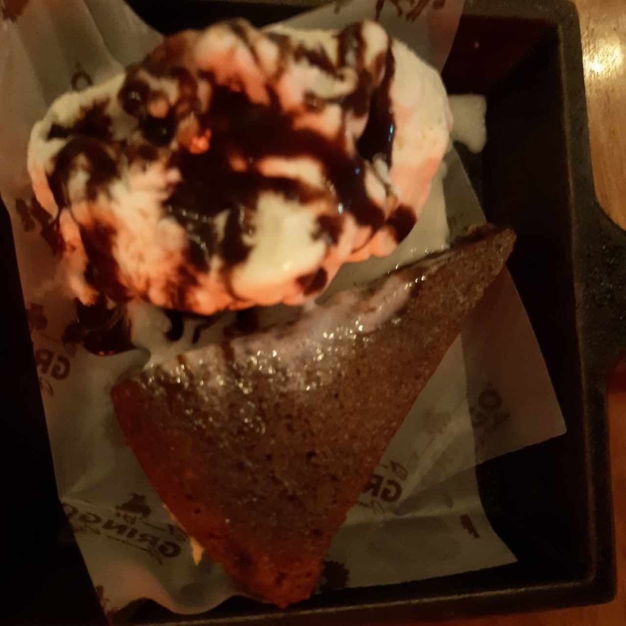 Torta Melcochuda con helado 