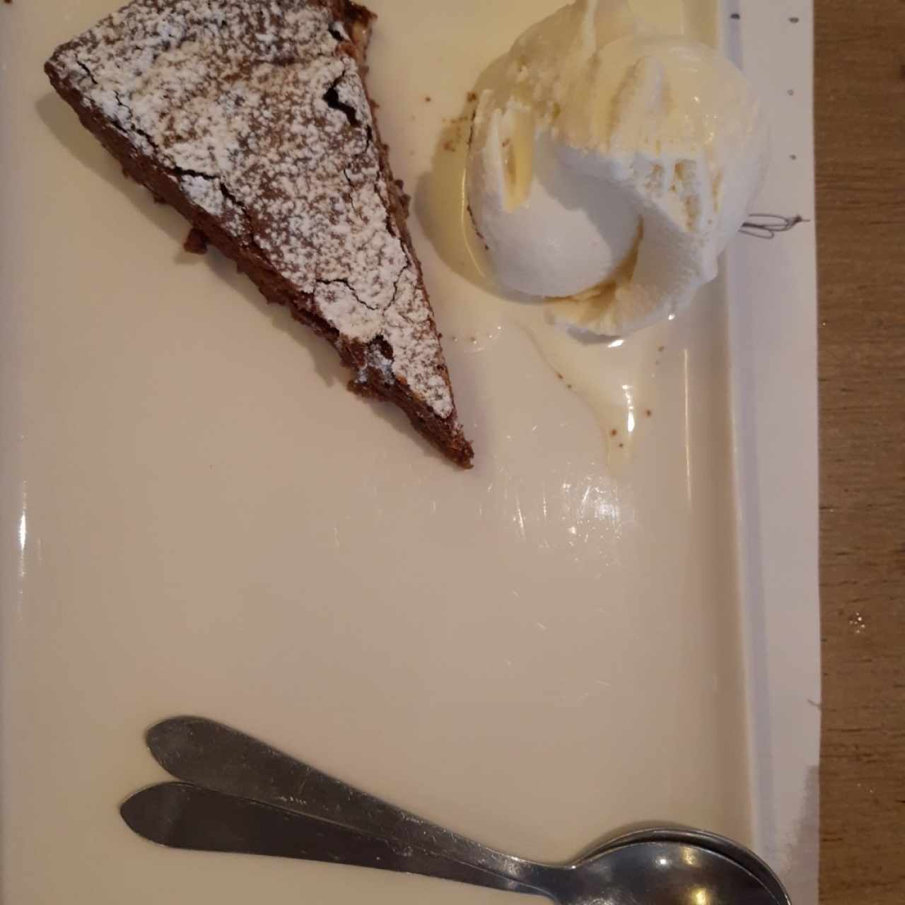 Torta melcochuda con helado