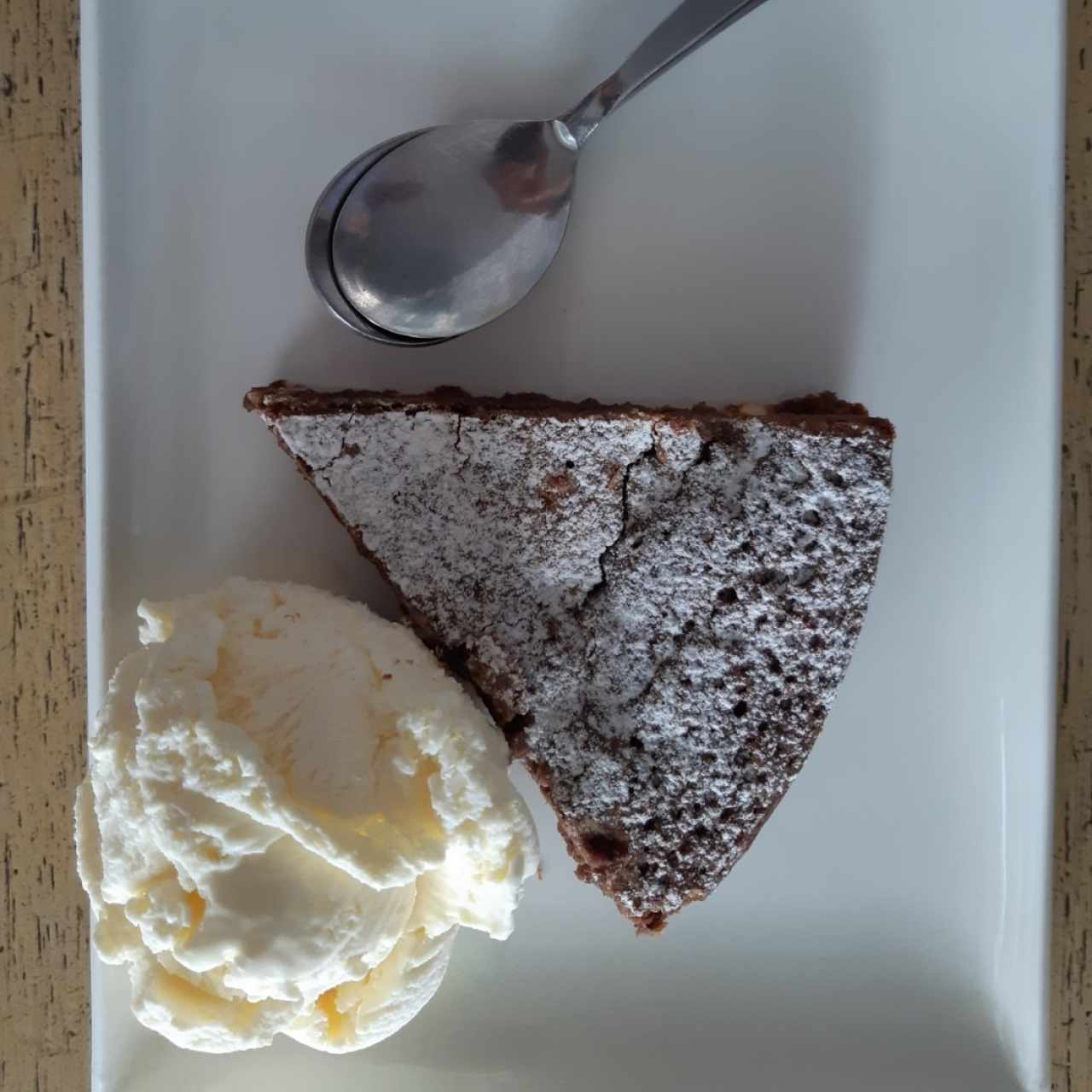 Torta melcochuda con helado