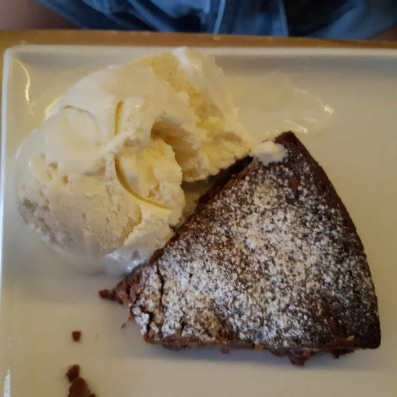 Torta melcochuda con helado