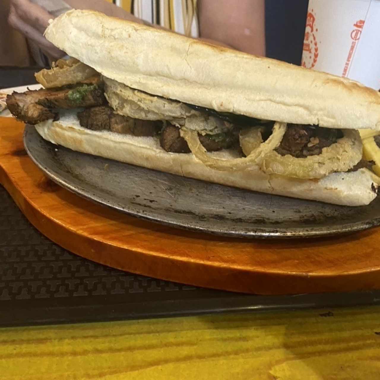Emparedado de bomdiola de cerdo