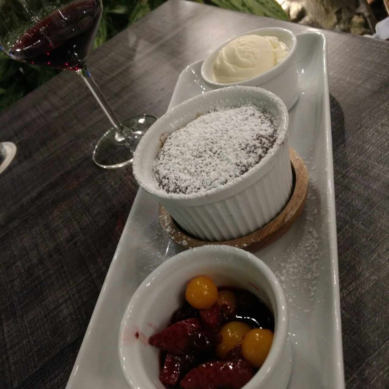 volcán de chocolate con frutos rojos.