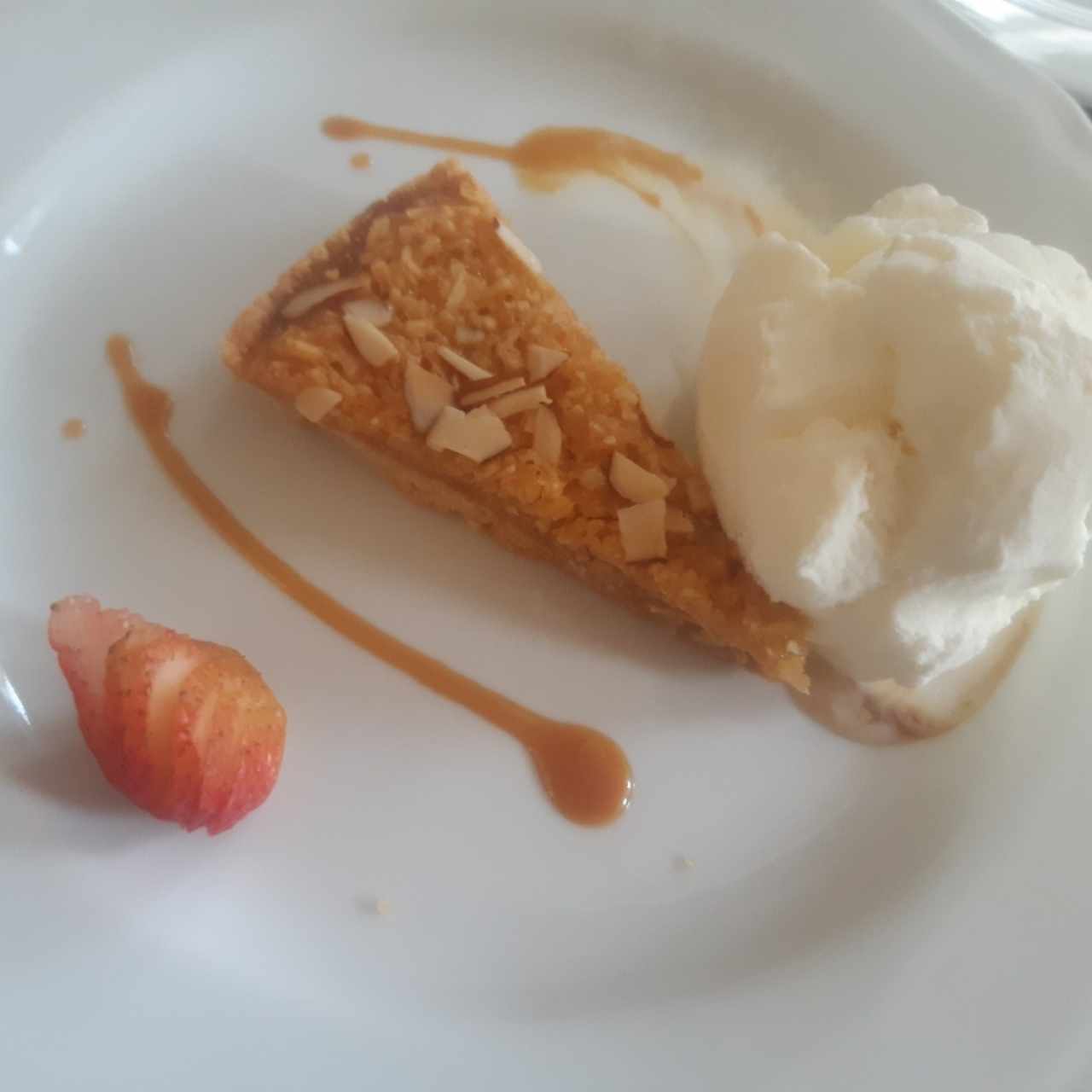 Crocante de almendras con helado 