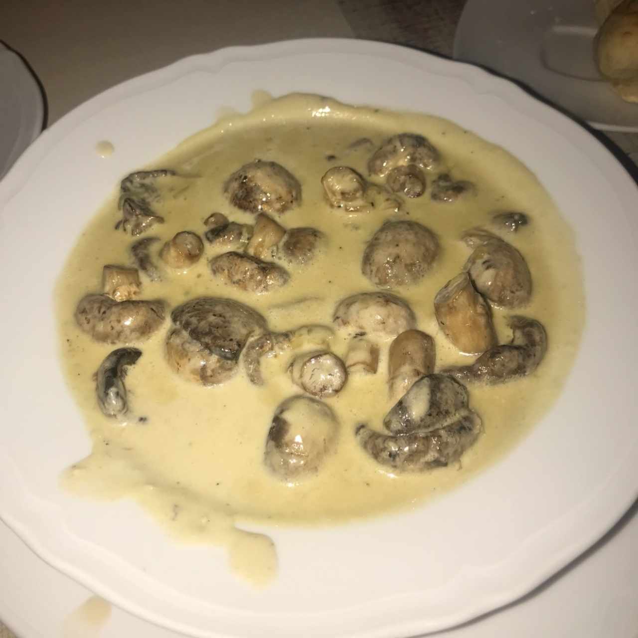 Hongos en salsa tres quesos. 