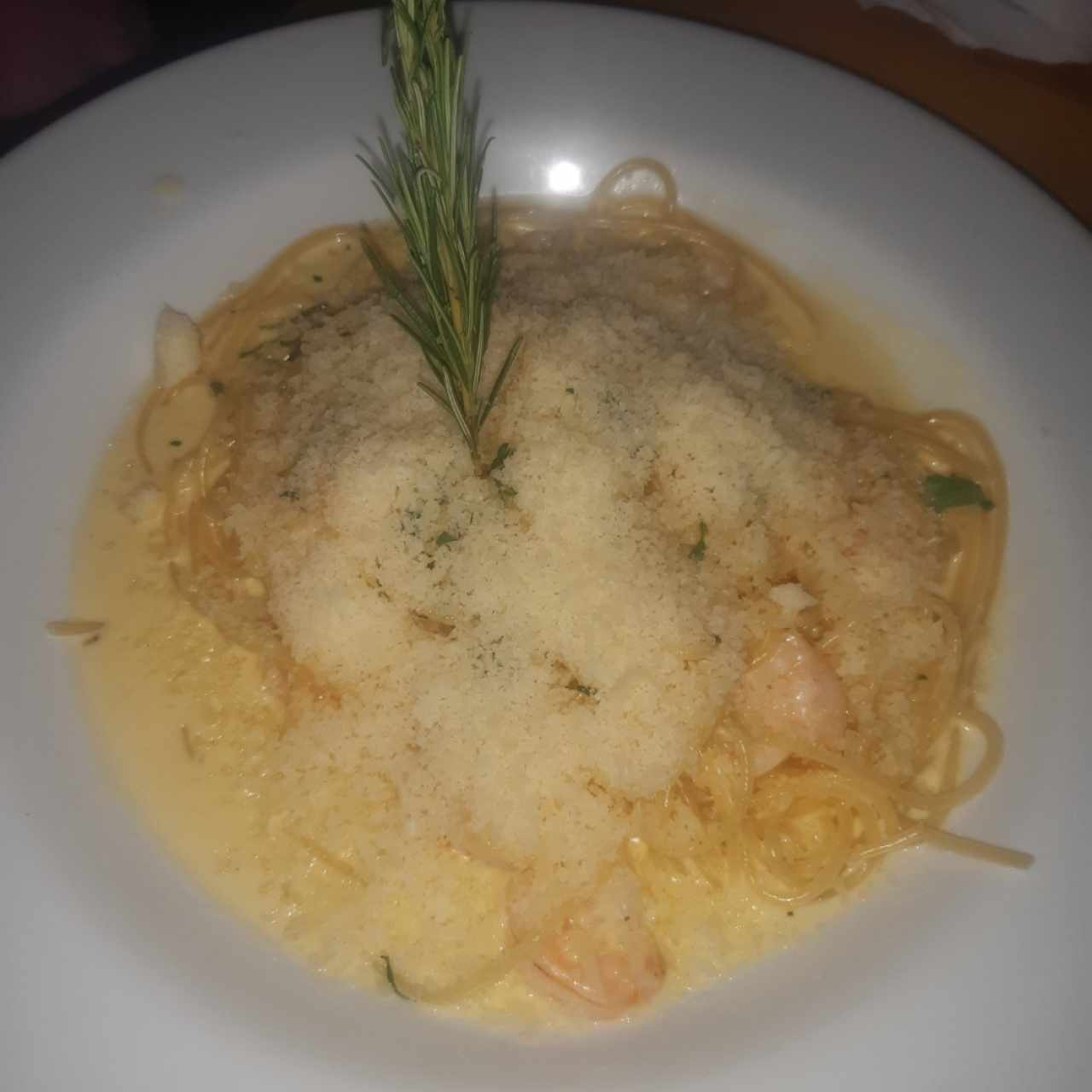 Spaguettis Alfredo con camarones 