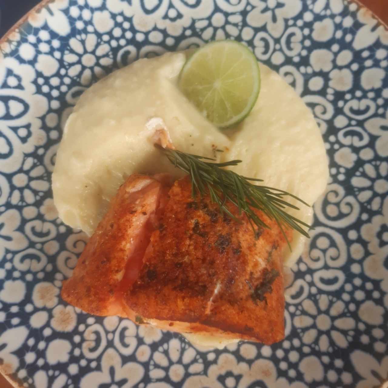 Salmon sobre cama de puré de papa