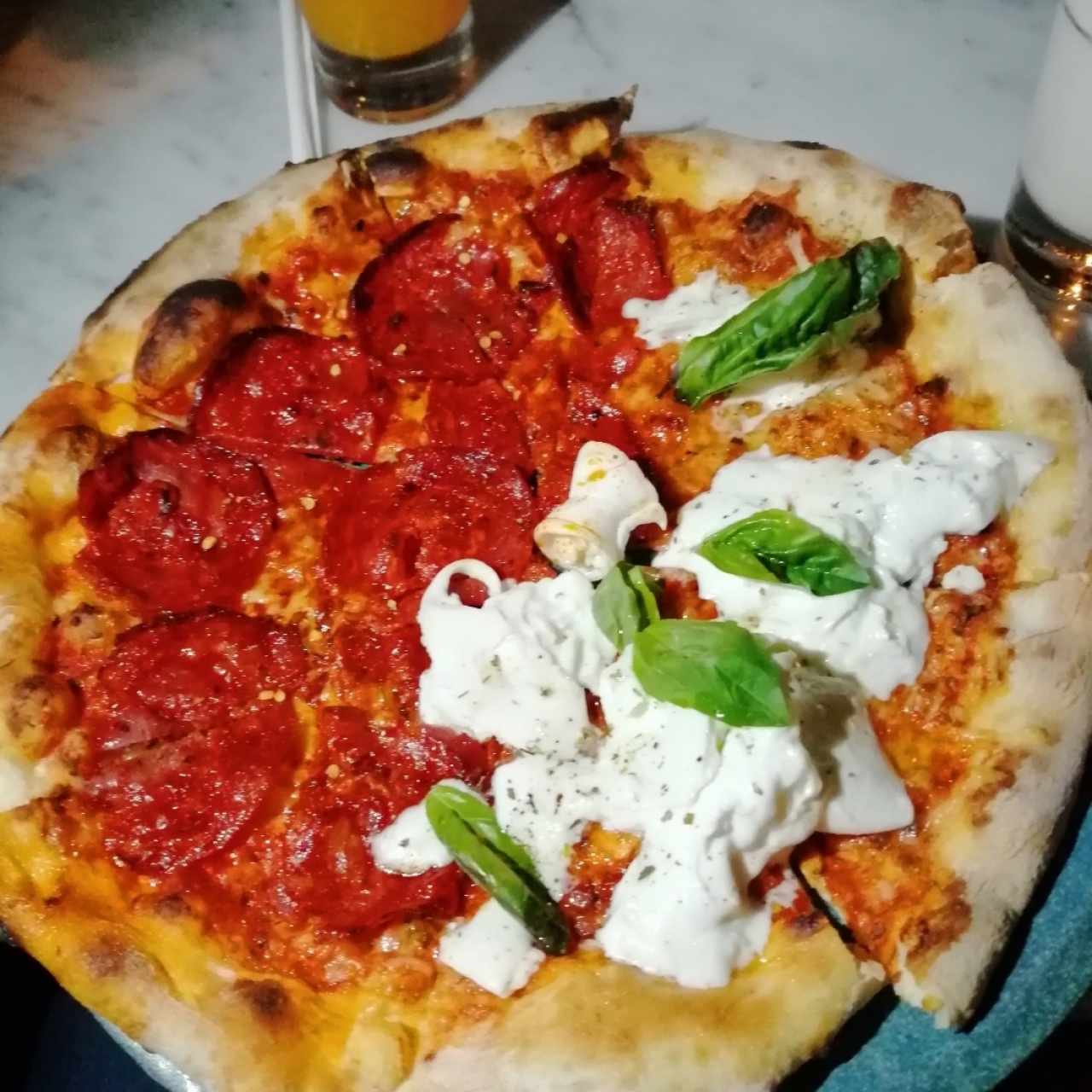 mitad pizza diavola y mitad burrata