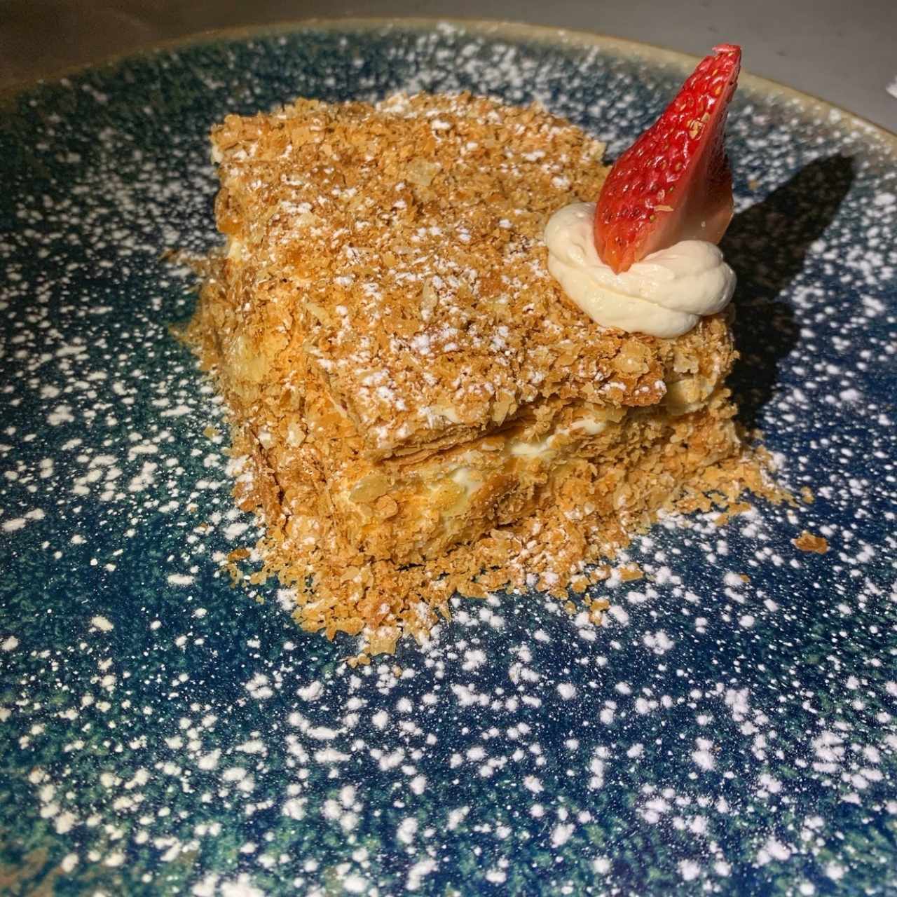 mil hojas de fresa y crema chantilly