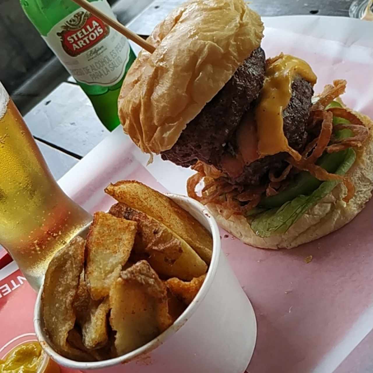 Hamburguesa doble con cebolla crispy, queso americano y tocineta!