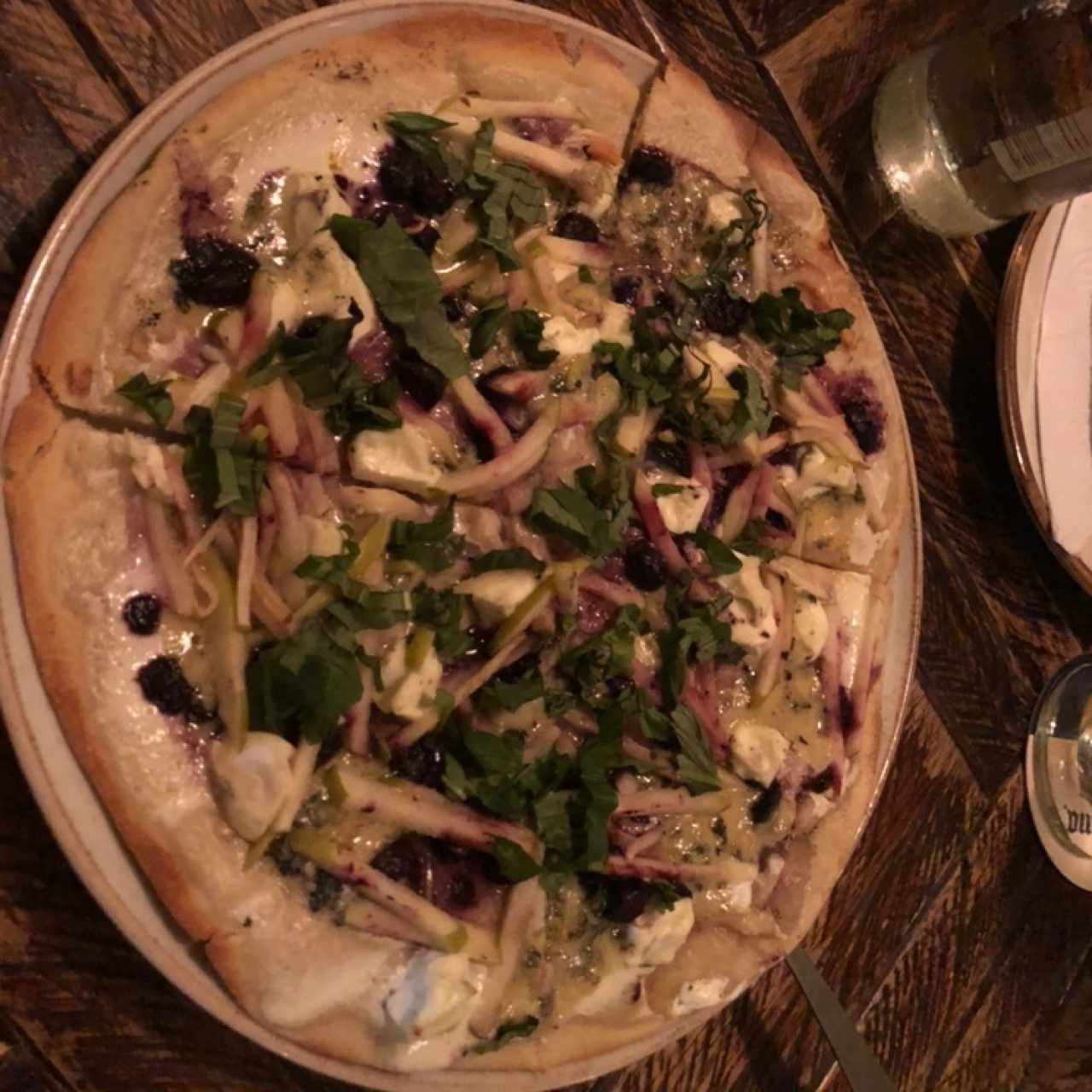 Pizza de manzana con queso azul