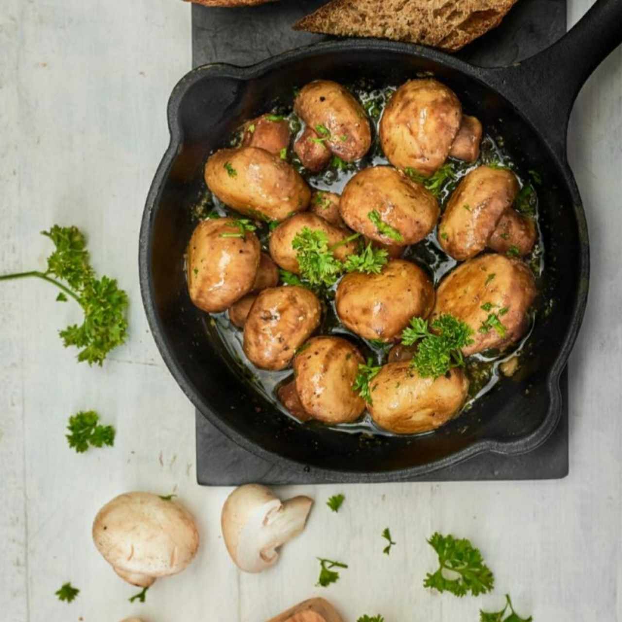 Champiñones al ajillo