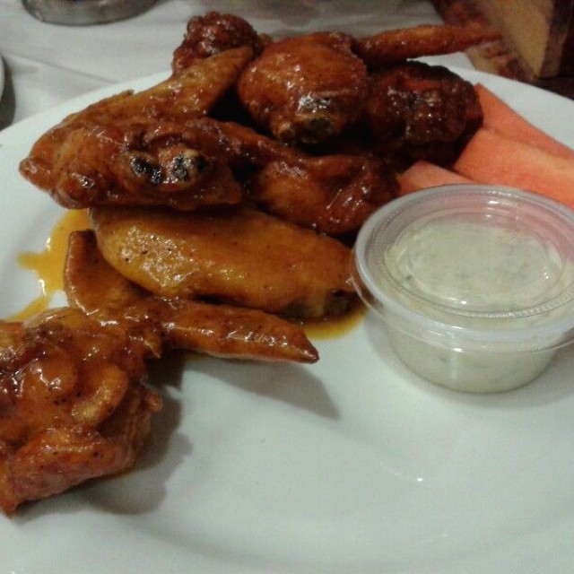 Alitas en salsa House Wings. Picanticas y deliciosas.