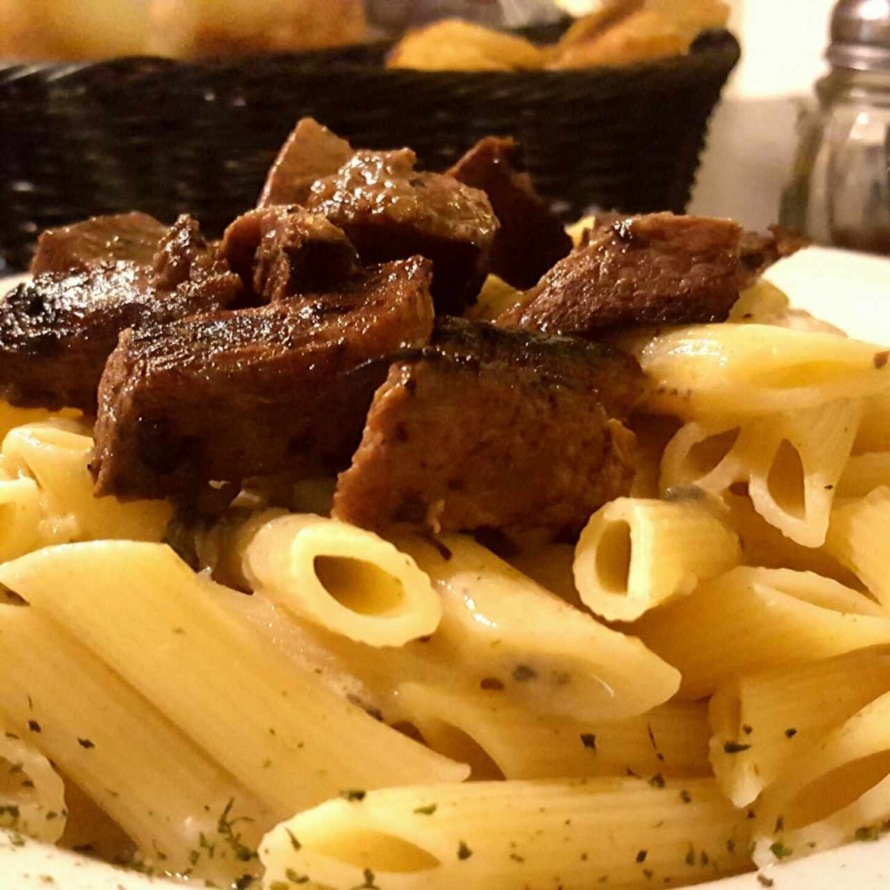 Penne en queso azul y lomo