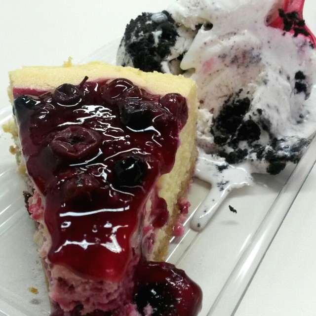 Chesee cake de agrás el más rico de Cali y helado de Oreo... lo máximo