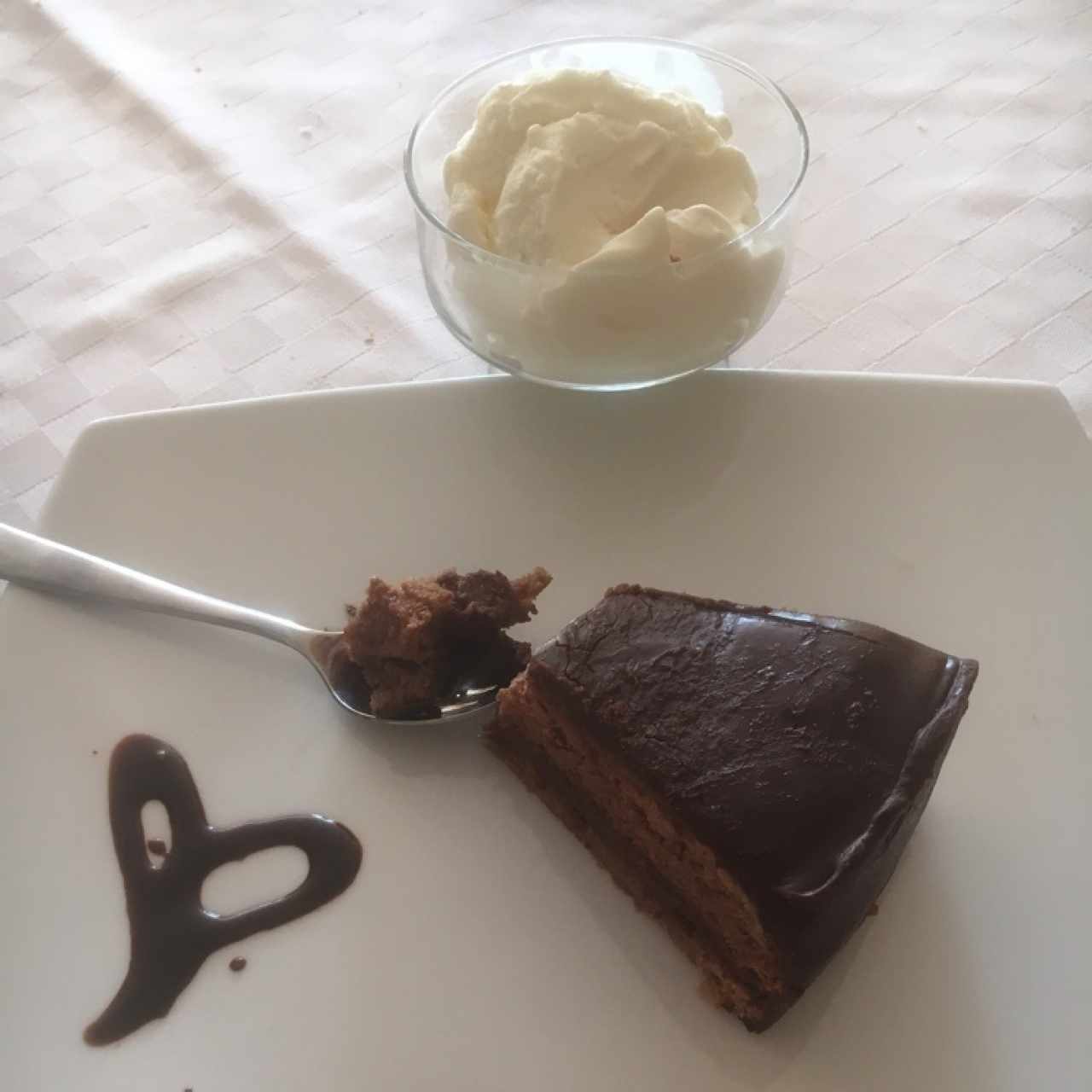 torta de chocolate con helado