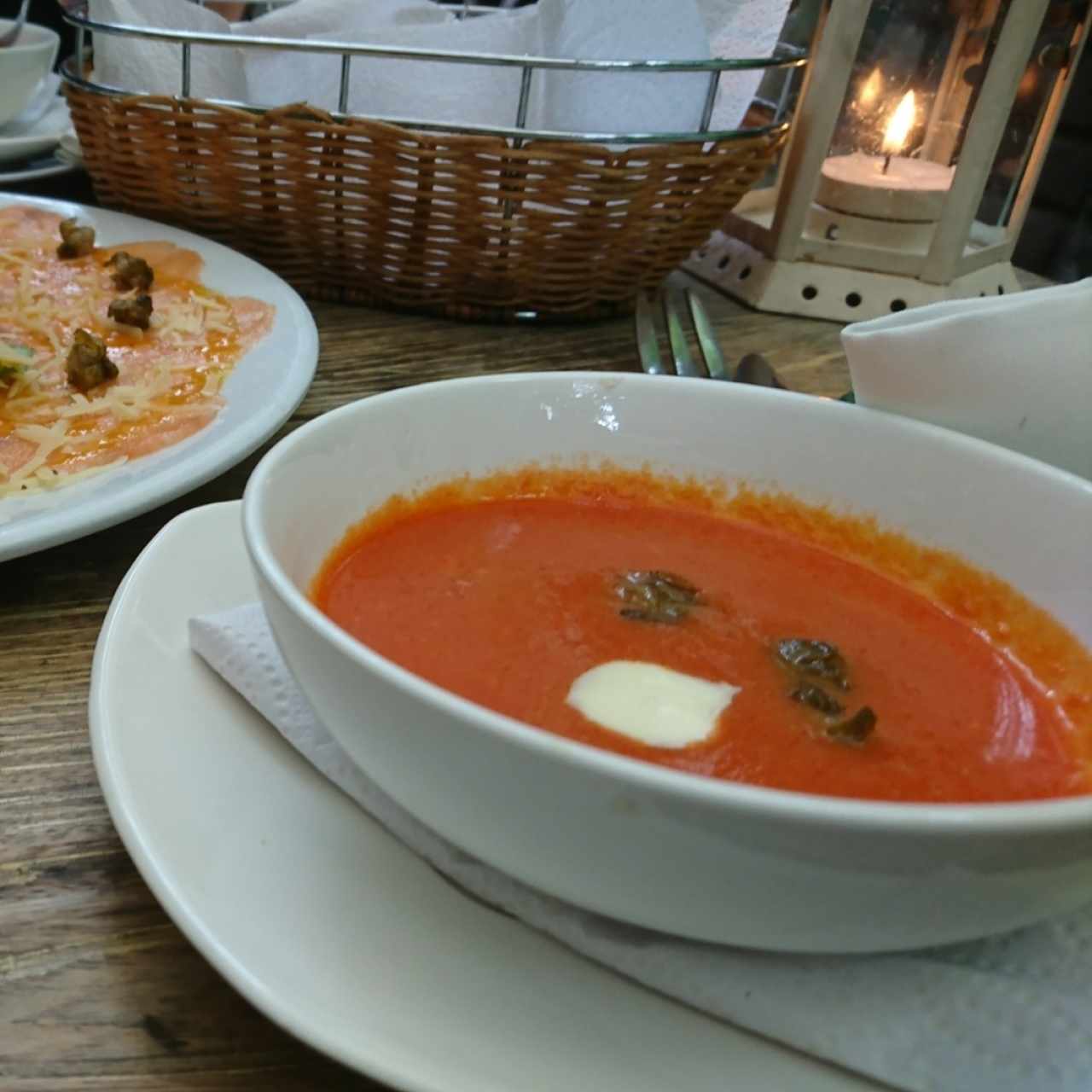 Crema de tomate, estaba ESPECTACULAR - (Cortesía de la casa) 
