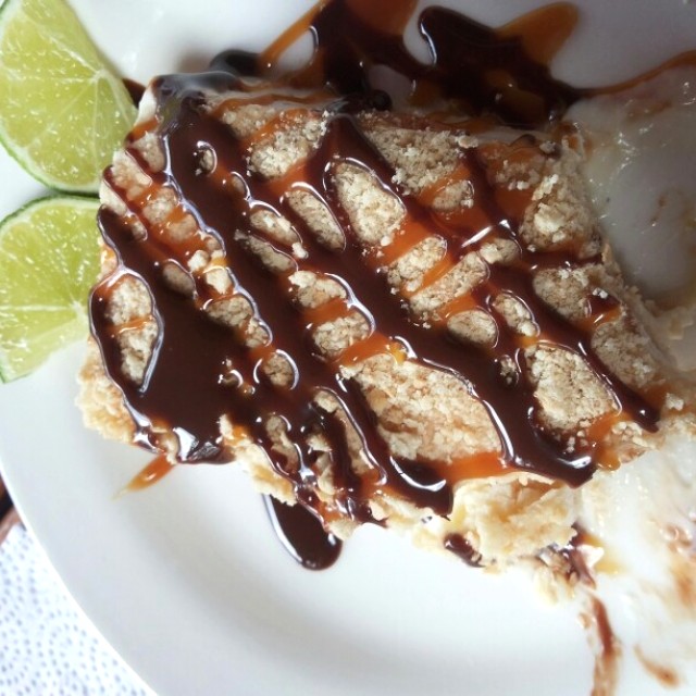 Postre tipo casata frio de limón.