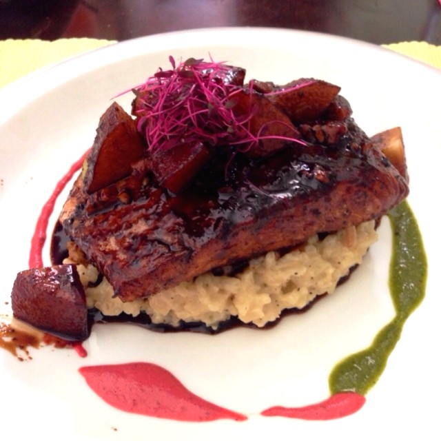 Salmón en reducción de balsámico y peras sobre risotto de queso azul