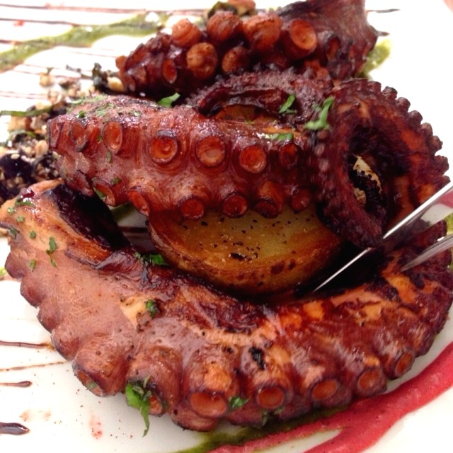 Pulpo con papa a la parrilla en salsa de aceitunas
