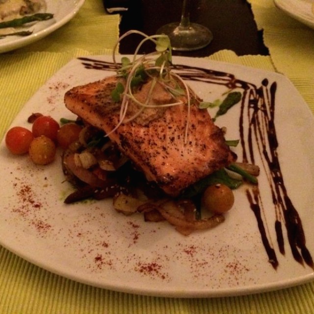 Salmón en cama de verduras y papa