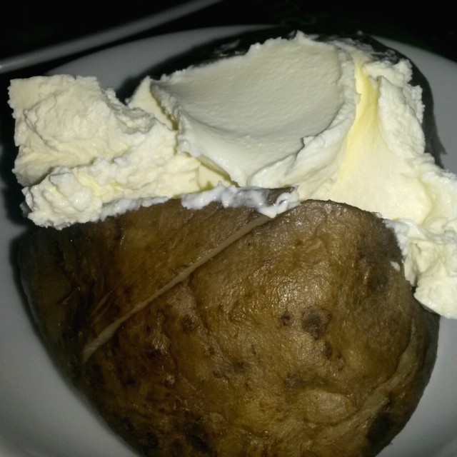 Papa al vapor con sour cream / acompañamiento