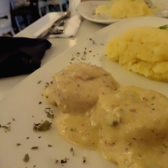 Medallones de pollo rellenos de espárragos, aceitunas y tomates secos.