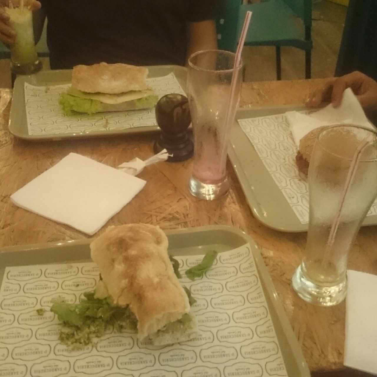 sandwich falafel quemado, hamburguesa doble R