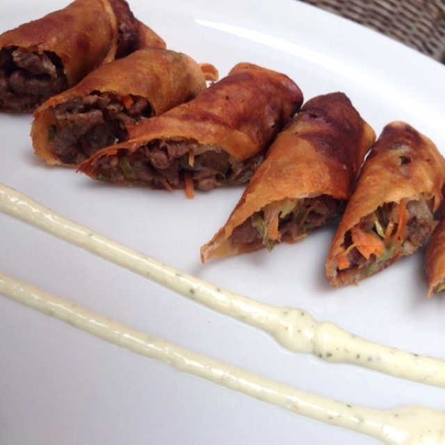 Spring Rolls de tiras de res al wok, queso de cabra y alioli de romero