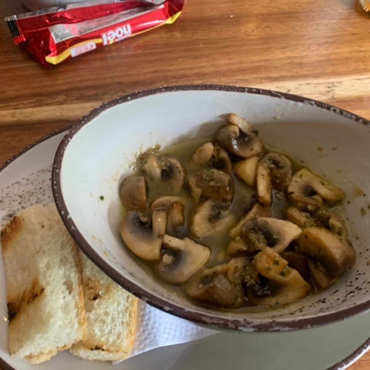 Champiñones al ajillo