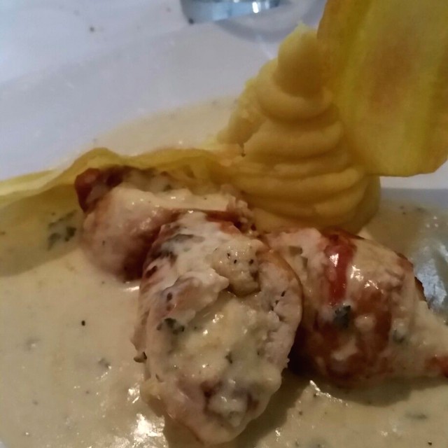 Filet mignon con salsa de queso azul