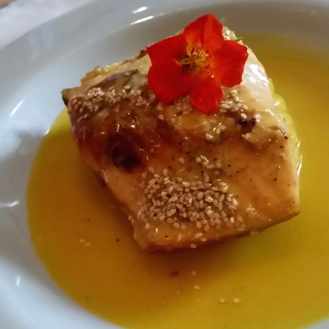 Salmón con salsa de maracuyá