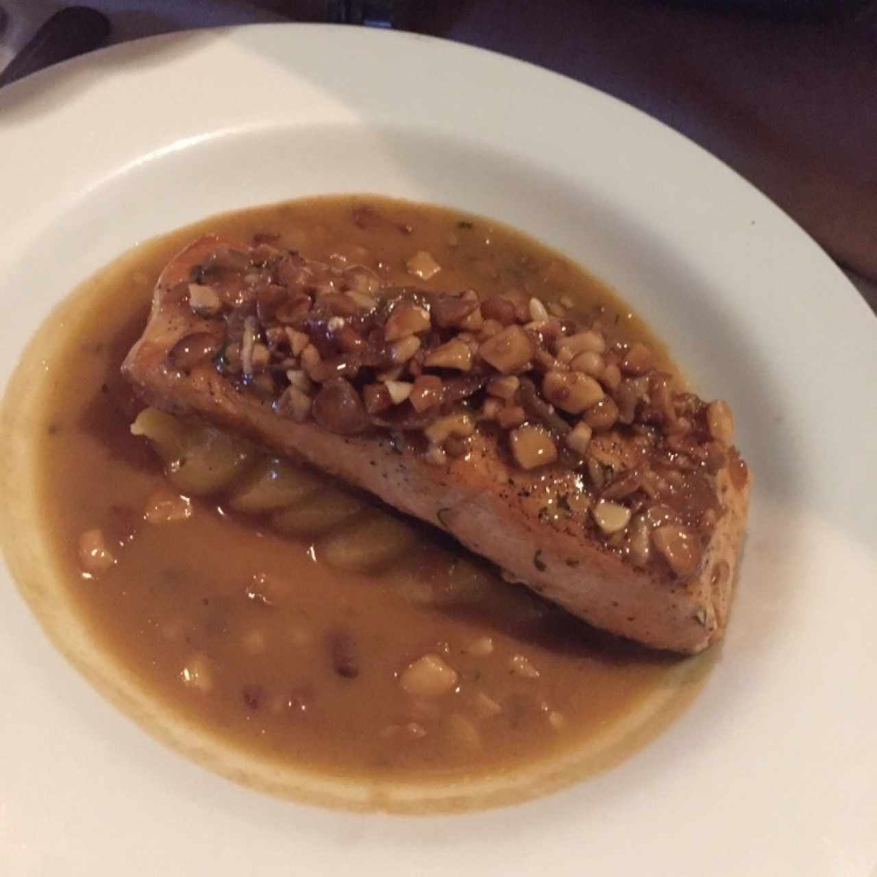 Salmón con macadamias