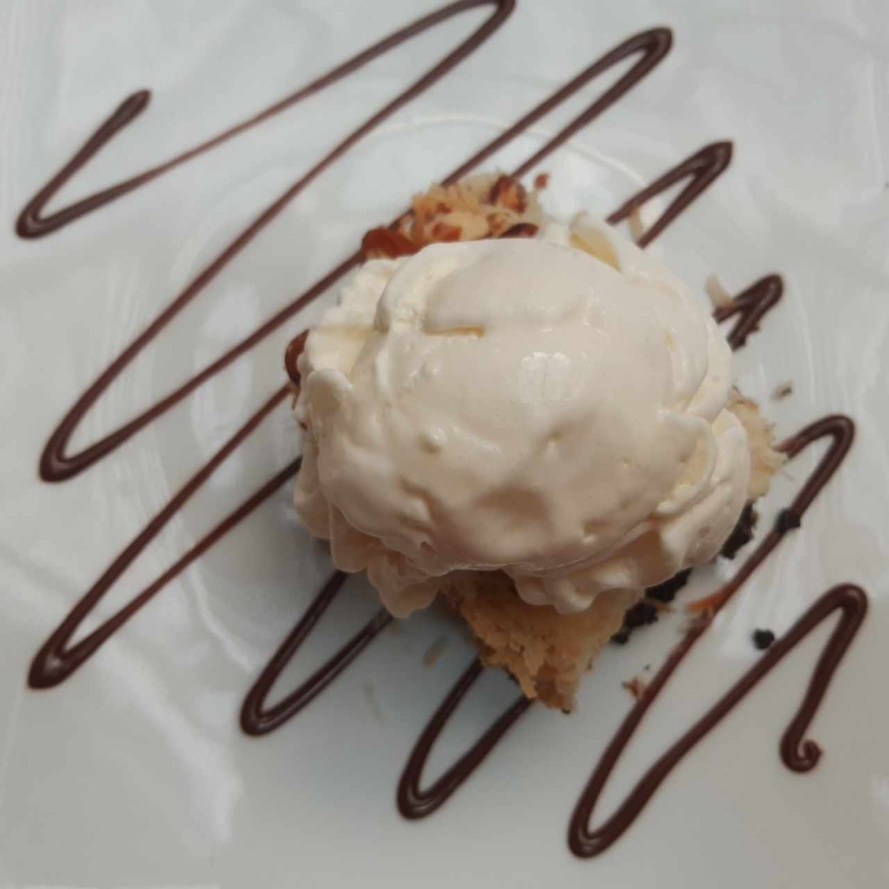 Turrón crocante de coco y almendras con Helado vainilla 