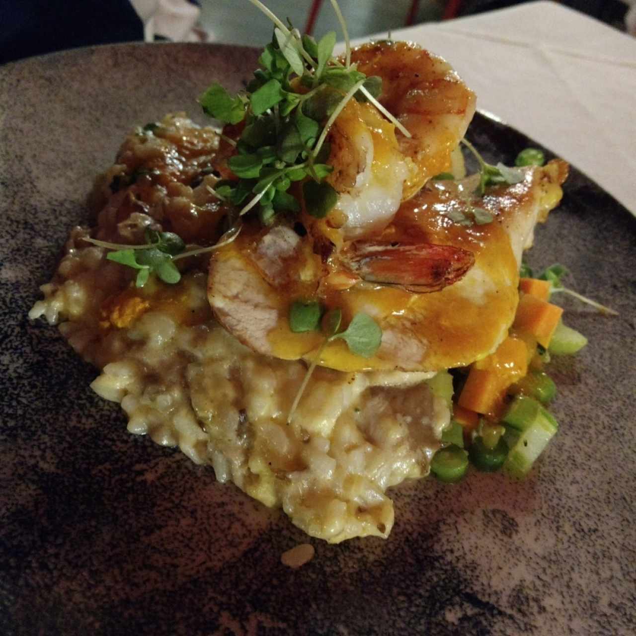 Pollo con mariscos en salsa de coco y mango