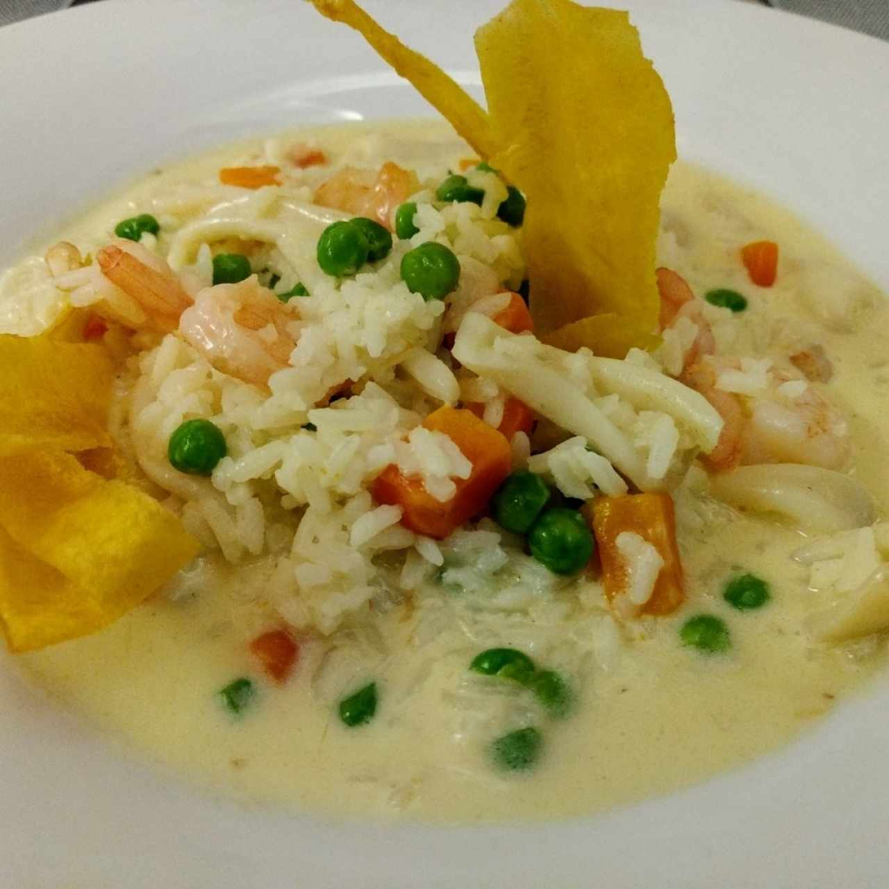 Arroz caldoso de calamar, camarón y vegetales.