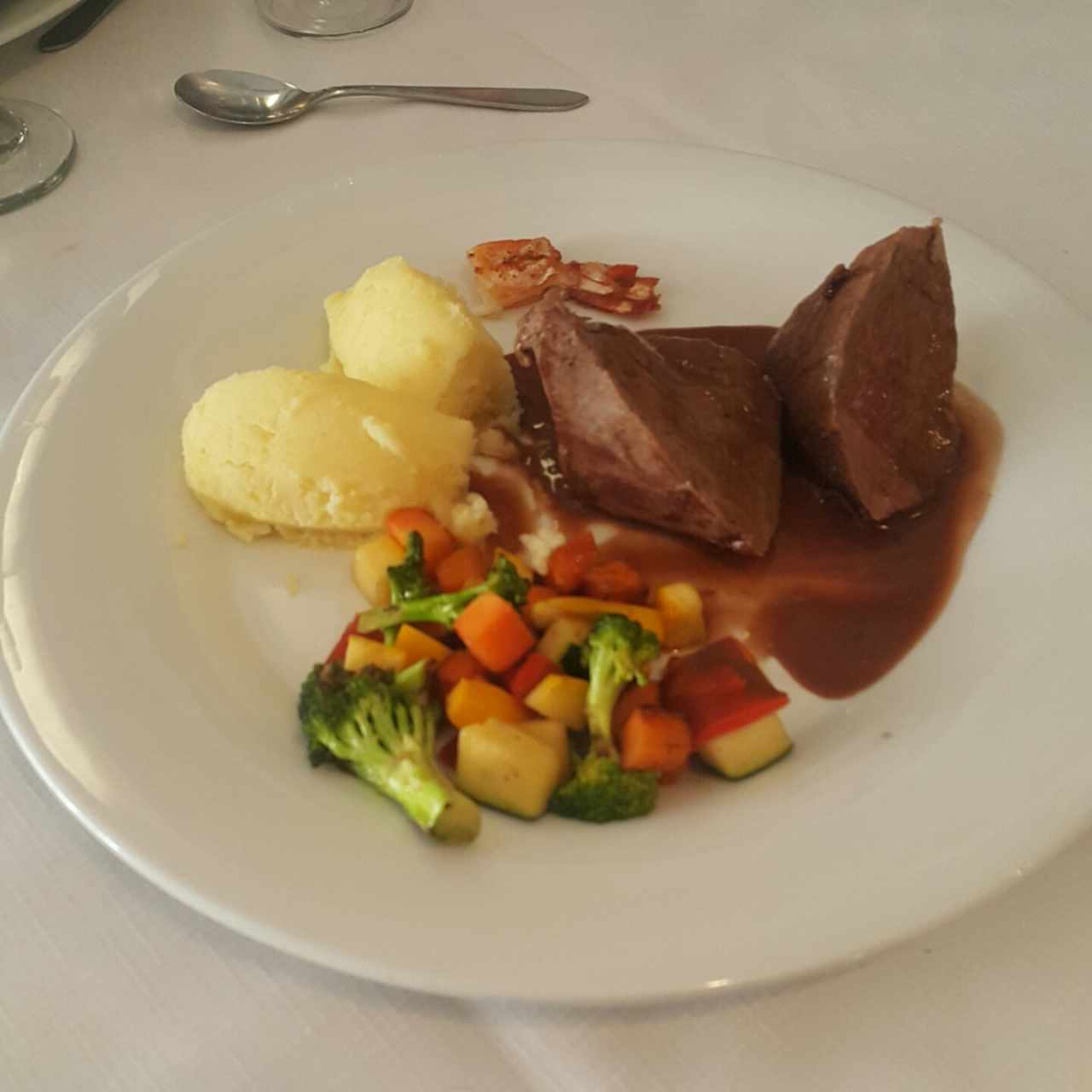 filete.de carne con sorpresa de langostino y puré de papa