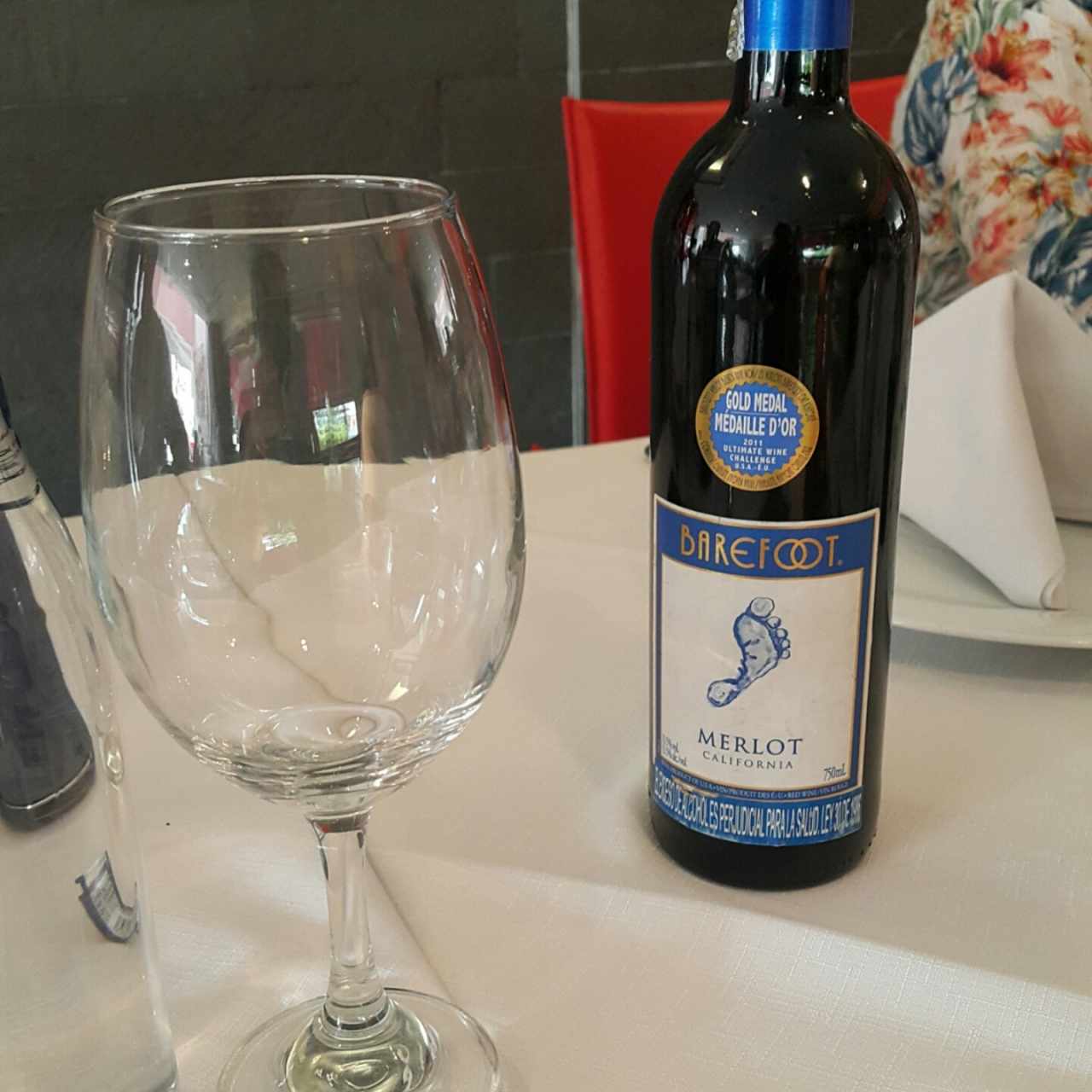 vino tinto merlot californiano barefoot 