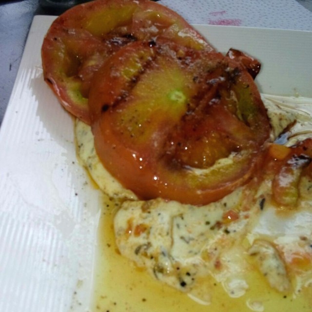 Tomates asados con queso